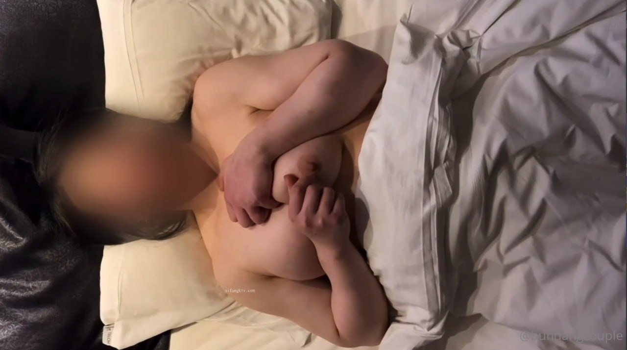 Avove无毛逼逼骚气妹子高跟鞋黑丝啪啪，翘屁股手指插入舔逼口交后入猛操